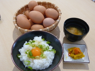 ごはん亭-名物たまごかけご飯-1.jpg